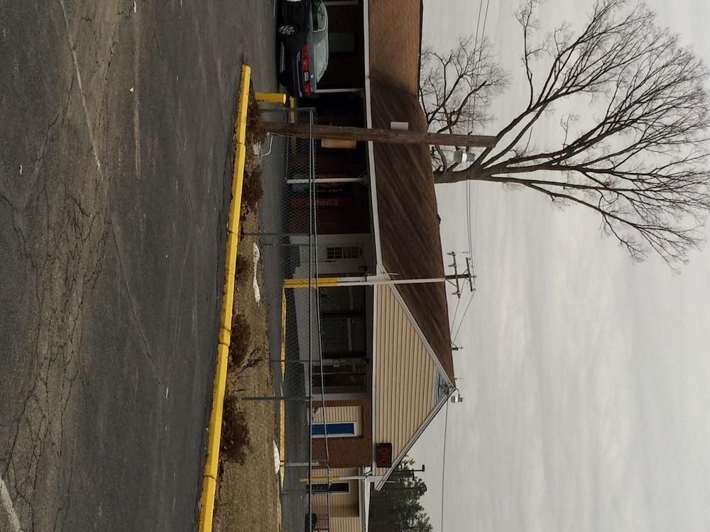 Budget Inn photo 1