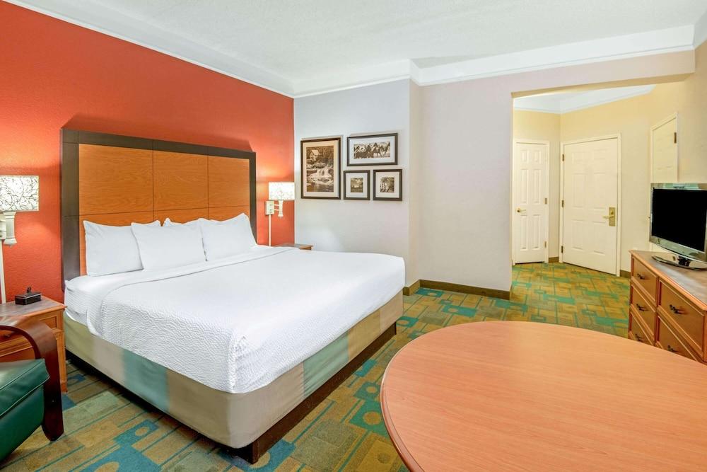 La Quinta Inn & Suites by Wyndham Sherman photo 10