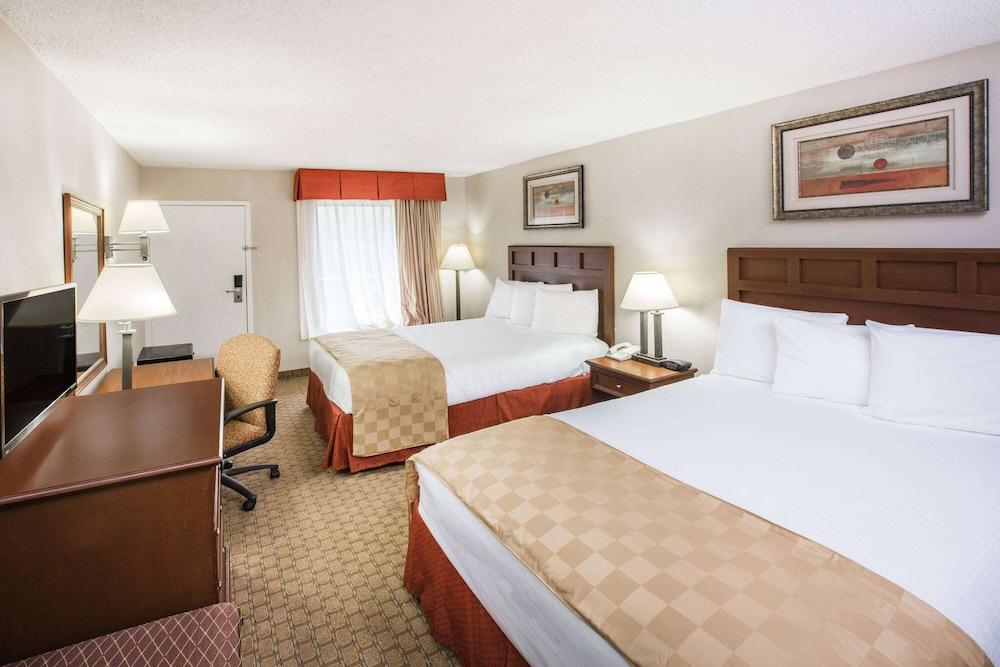 Baymont by Wyndham Mobile/ I-65 photo 12