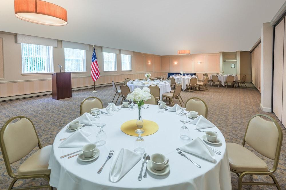 Quality Inn & Suites Conference Center — hotel in West Chester