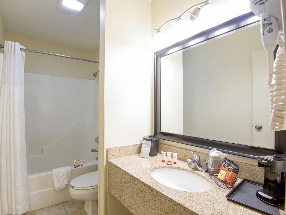 Econo Lodge Forest City photo 29