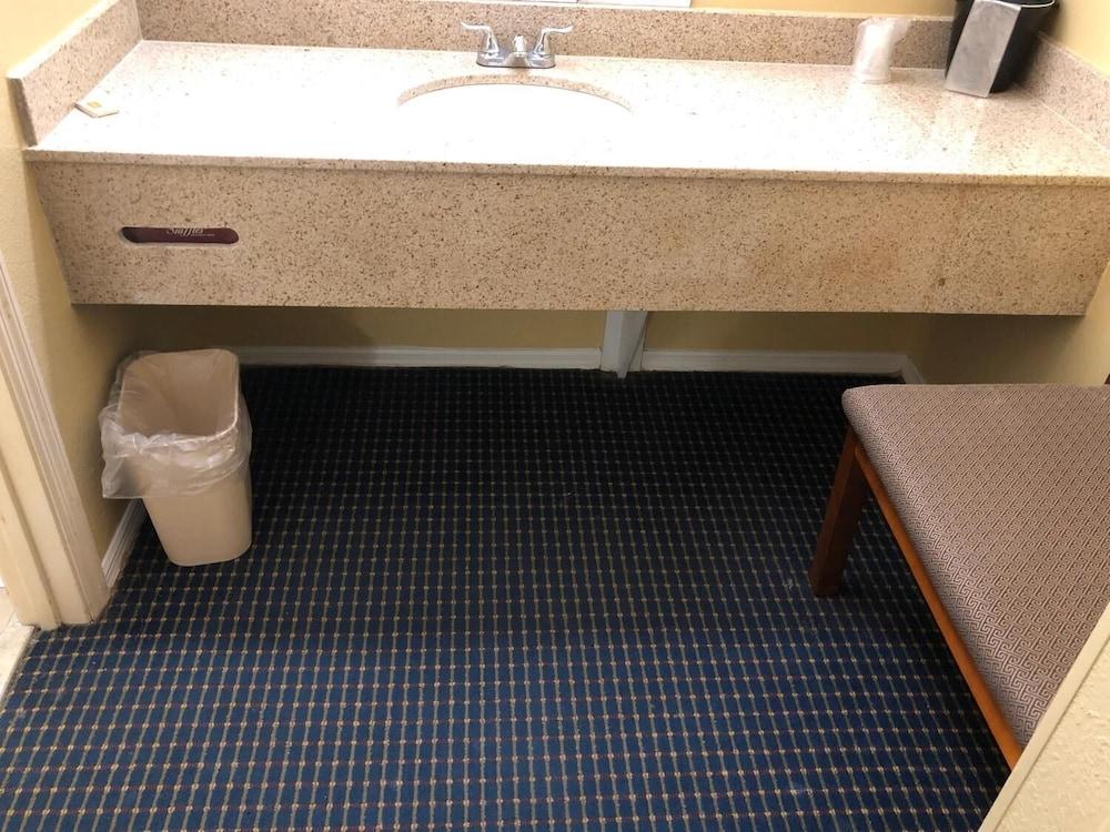America's Best Inn photo 9