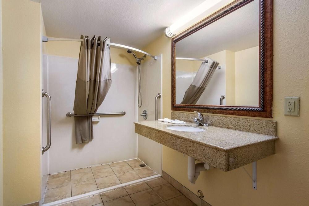 Rodeway Inn & Suites photo 46