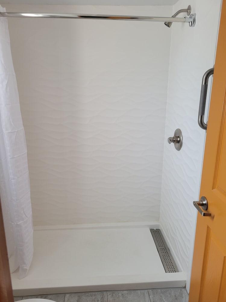 East Lake Inn photo 5