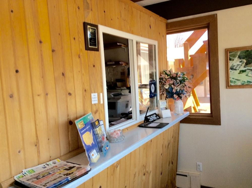 Budget Host Inn Iron Mountain photo 9
