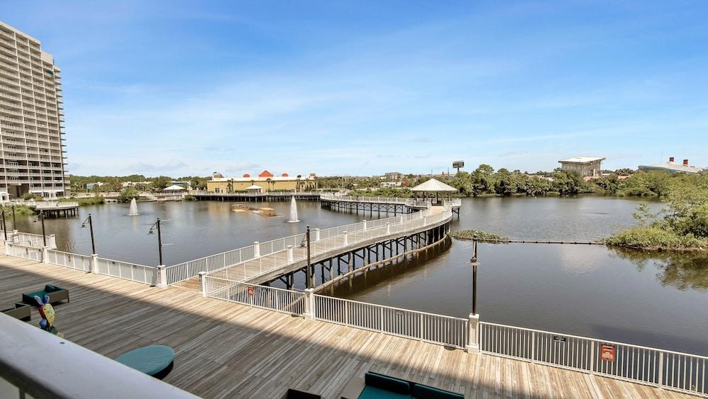 Laketown Wharf by Emerald View Resorts photo 6