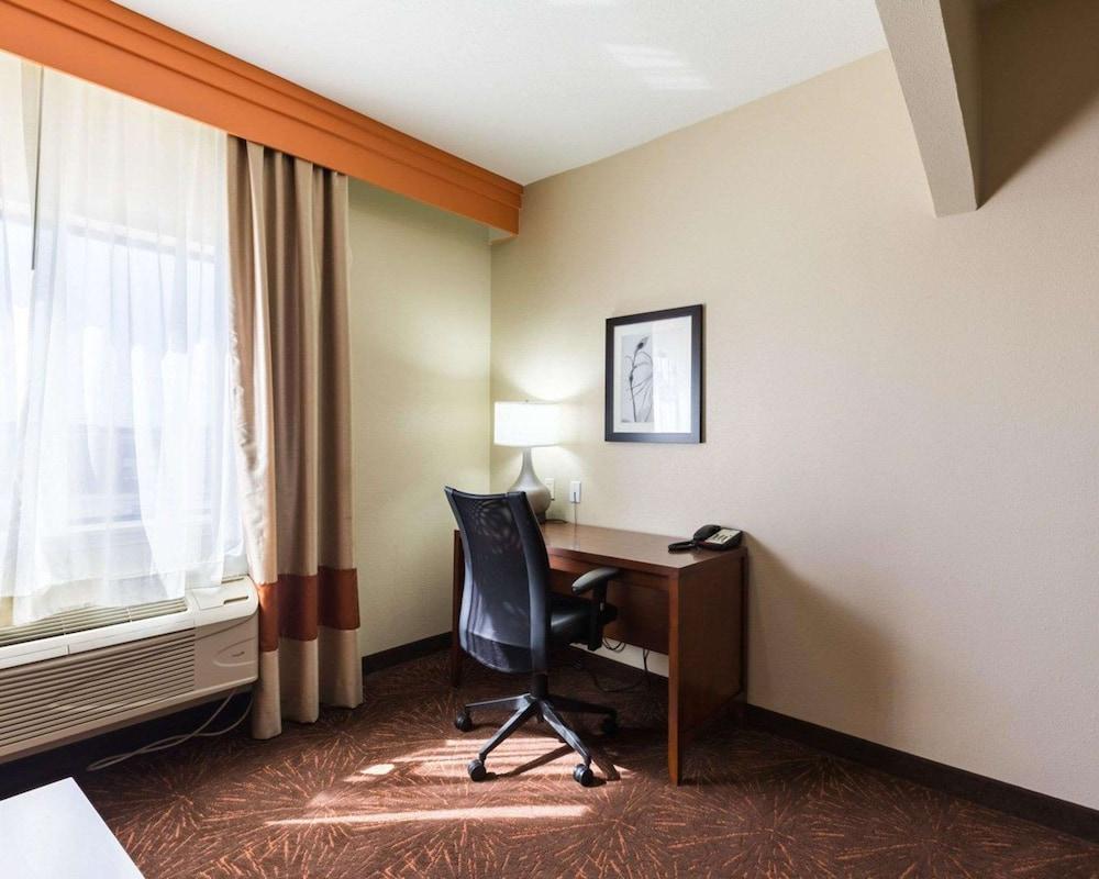 Econo Lodge Inn & Suites East photo 24