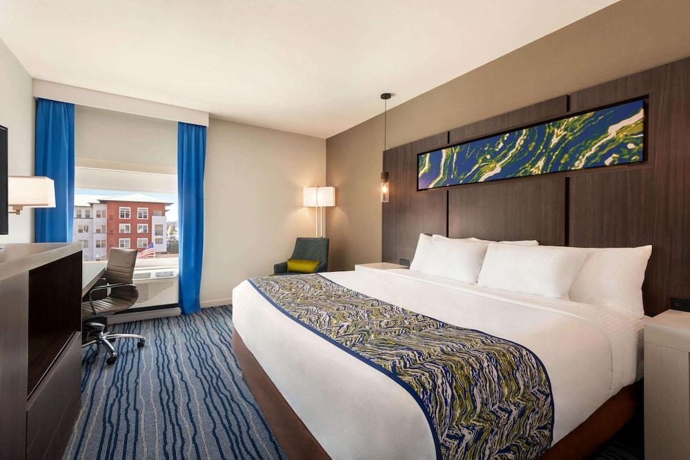 La Quinta Inn & Suites by Wyndham Orlando - IDrive Theme Parks photo 9