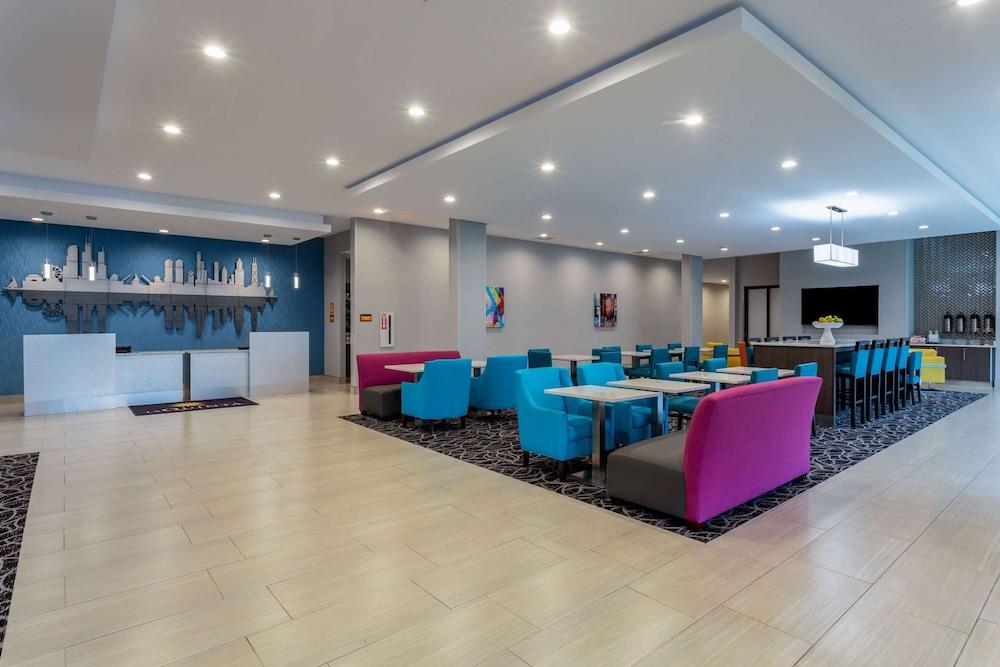 La Quinta Inn & Suites by Wyndham Shorewood photo 32