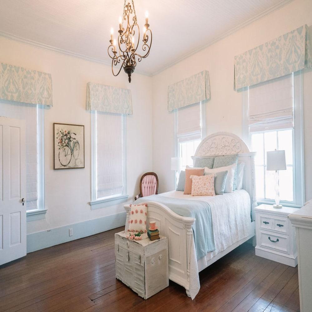 Historic Antebellum Manor photo 32