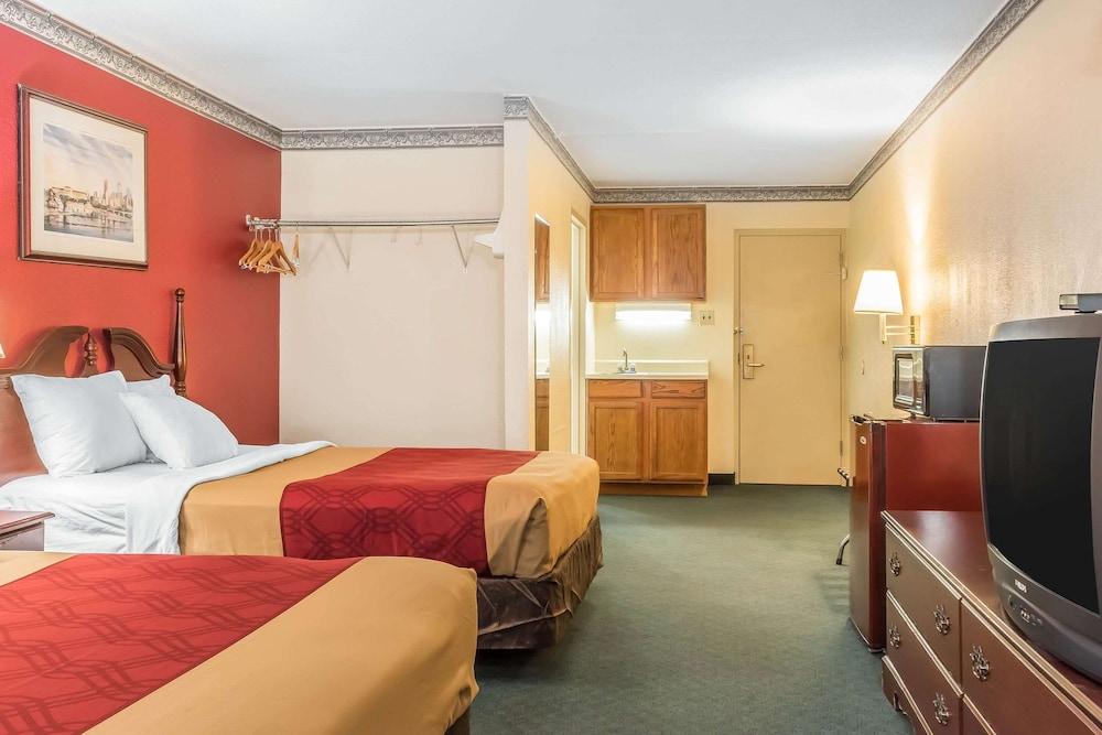 Econo Lodge Reading Airport photo 13