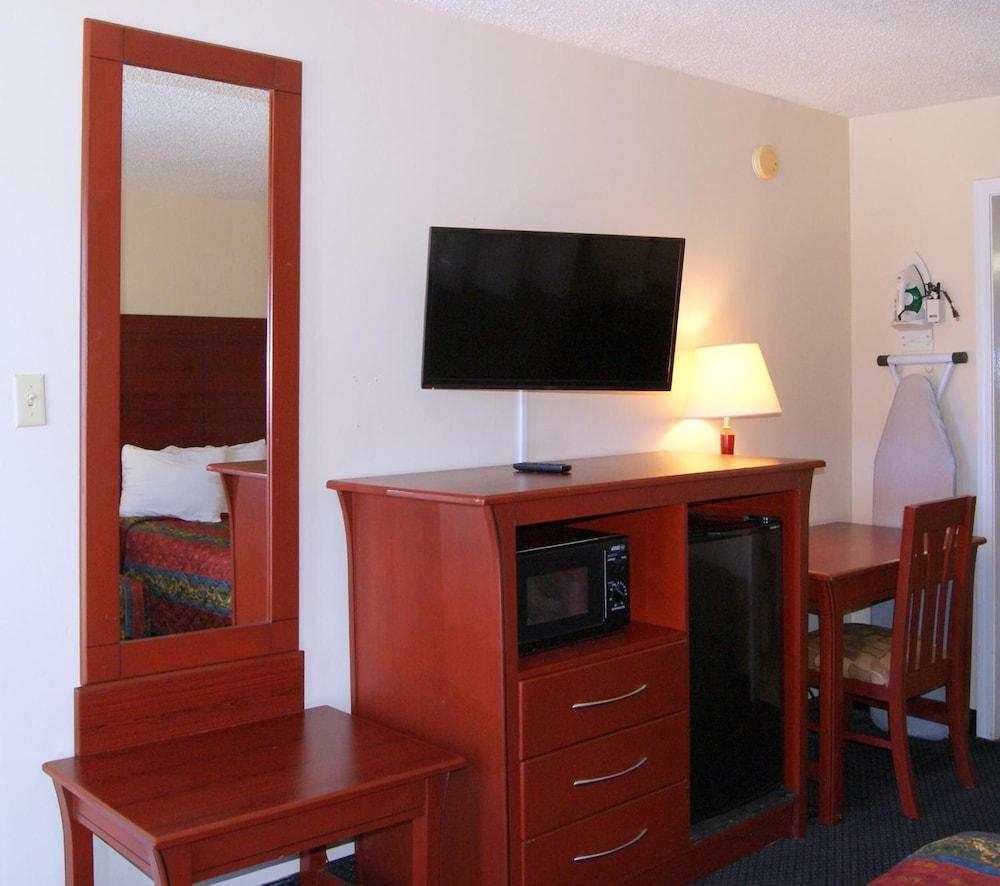 Red Carpet Inn photo 21