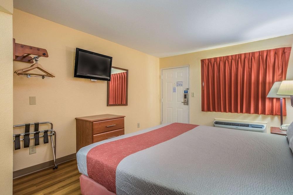 Rodeway Inn & Suites photo 21