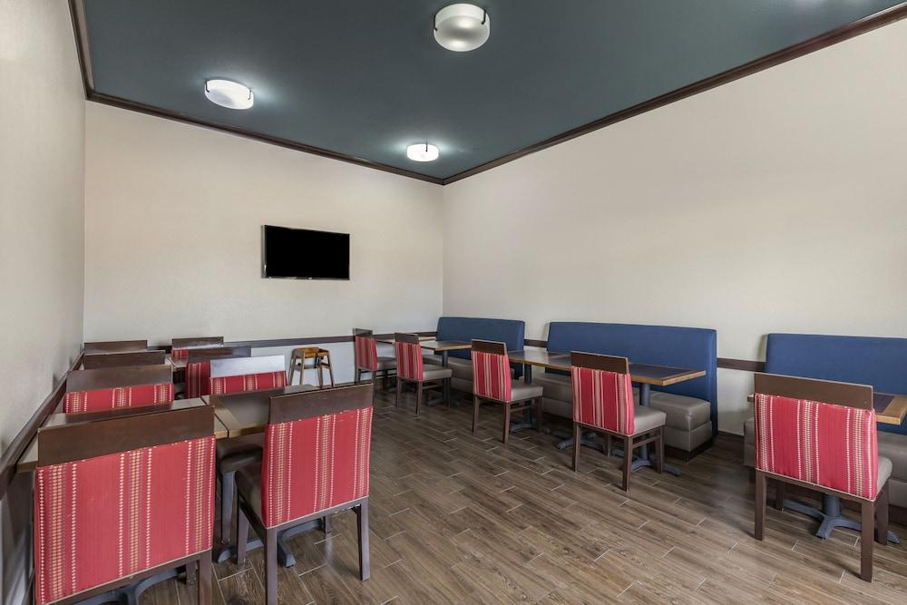 Comfort Suites Granbury photo 31