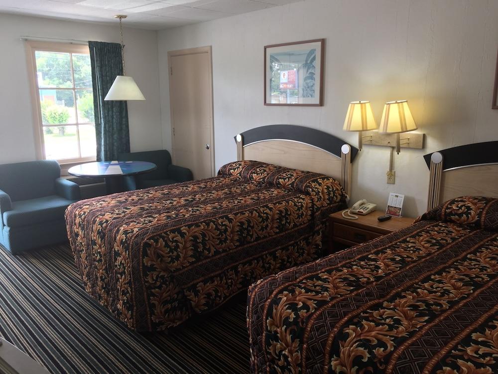 Scottish Inn & Suites photo 9