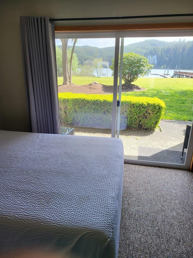 Lakeshore Lodge photo 24