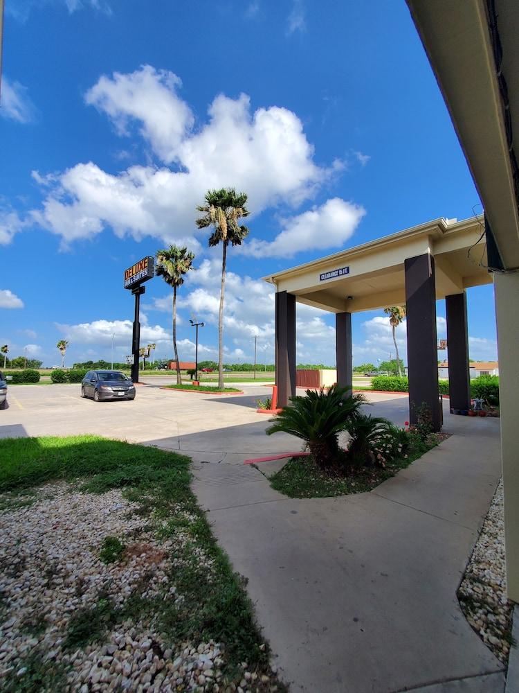 Deluxe Inn & Suites photo 56