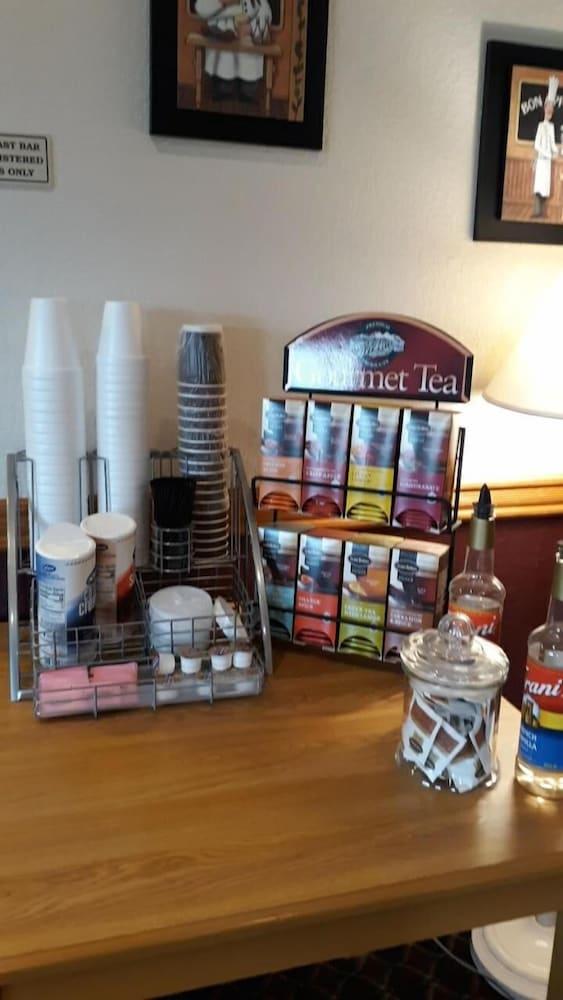 Herington Inn & Suites photo 11
