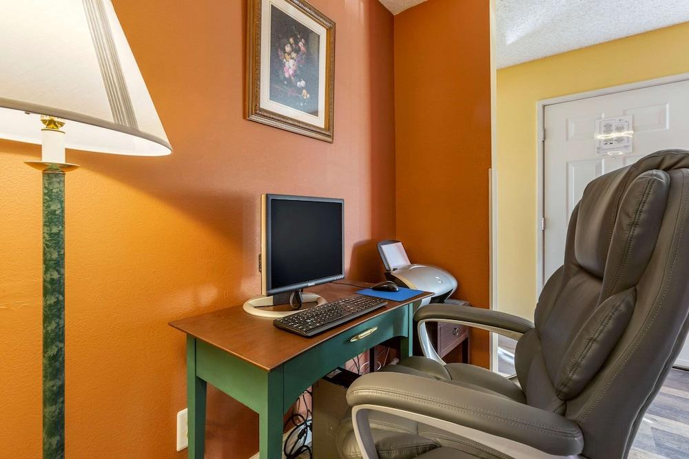Suburban Studios Albuquerque Uptown photo 34