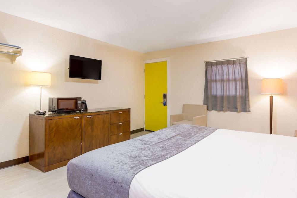 Rodeway Inn Berryville photo 16