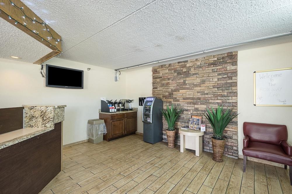 Rodeway Inn Tampa near Busch Gardens - USF photo 9