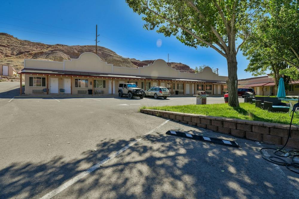 Adventure Inn & Motel photo 40