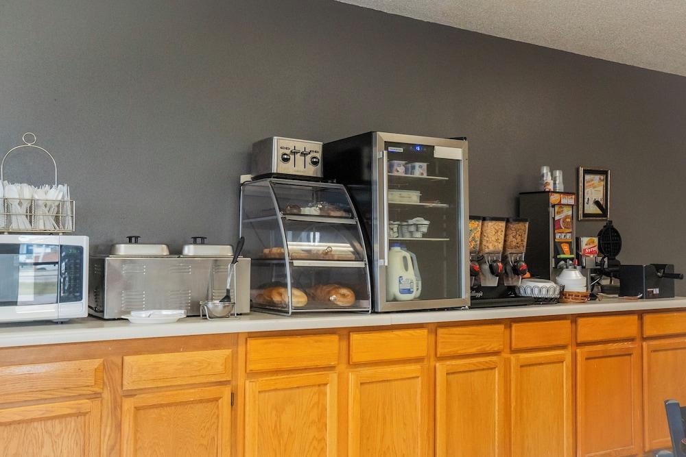 Victorian Inn & Suites photo 56
