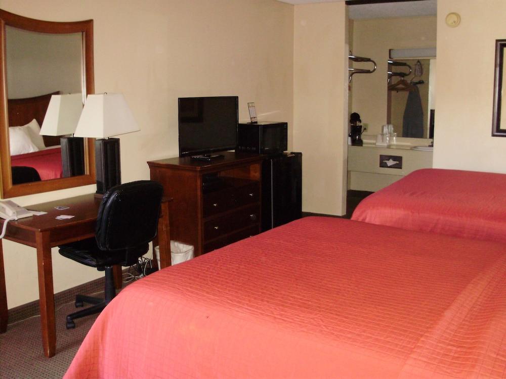 Trade Winds Central Inn photo 16