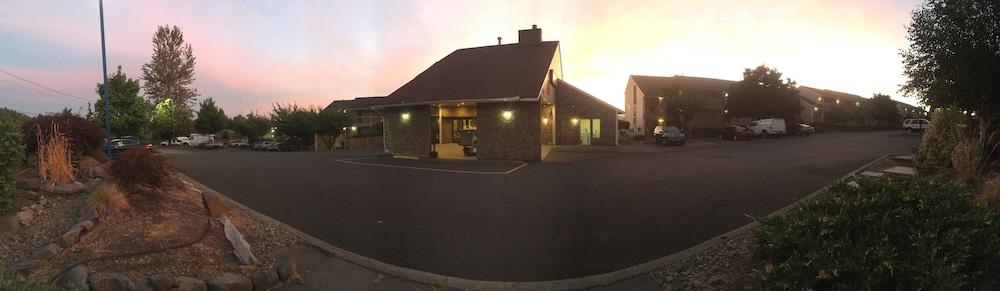 Sunnyside Inn & Suites photo 44