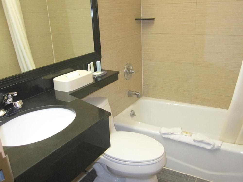 Bellerose Inn photo 25