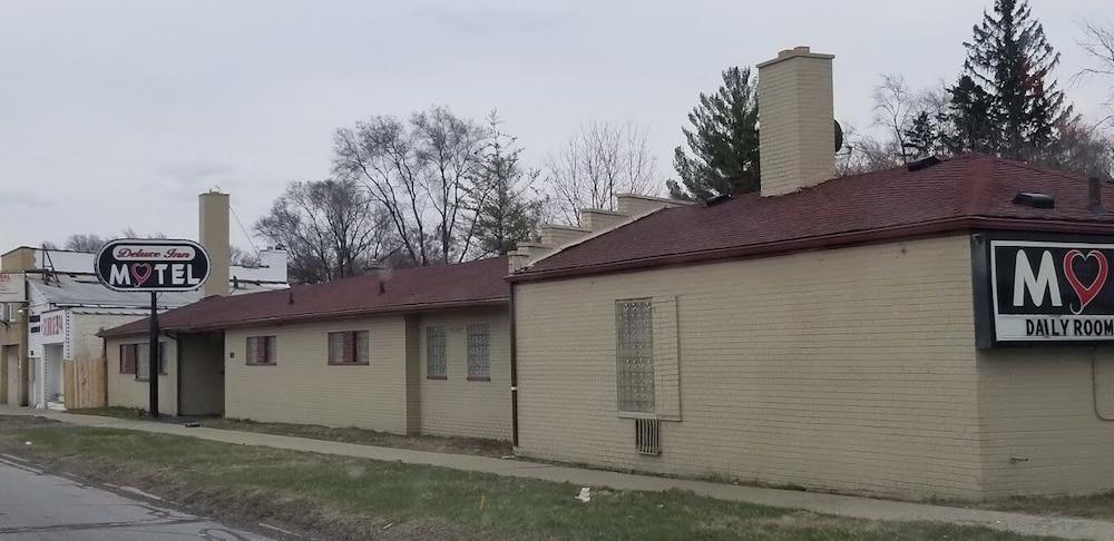 Deluxe Inn Motel photo 8