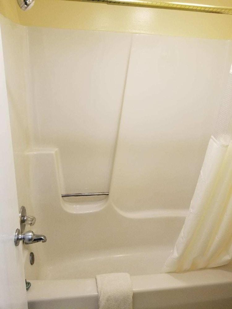 Economy Inn & Suites photo 7