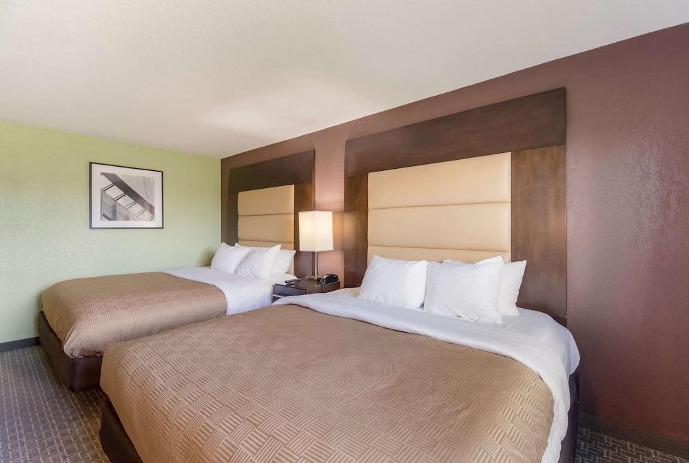 Clarion Inn photo 28