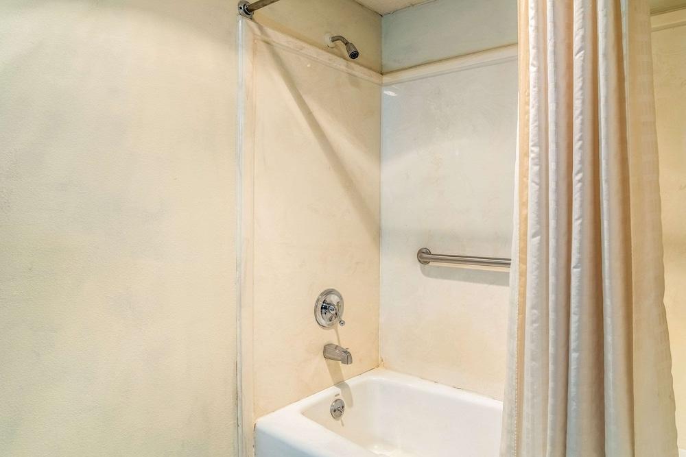 Econo Lodge Acworth East photo 35