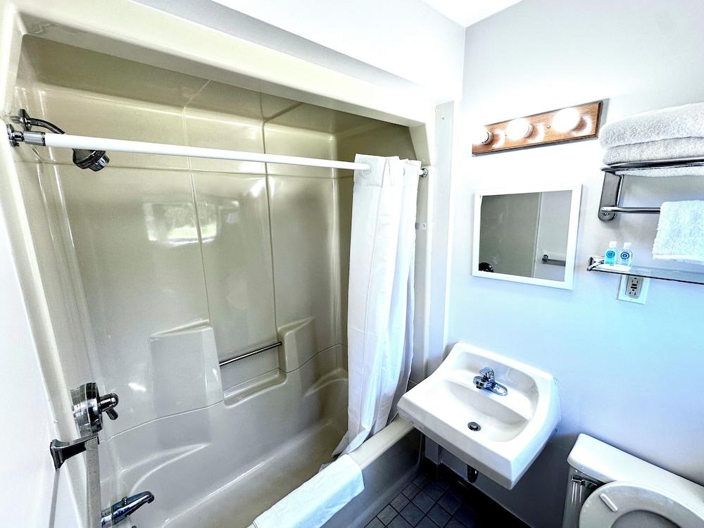 Budget Host Inn Manistique photo 24