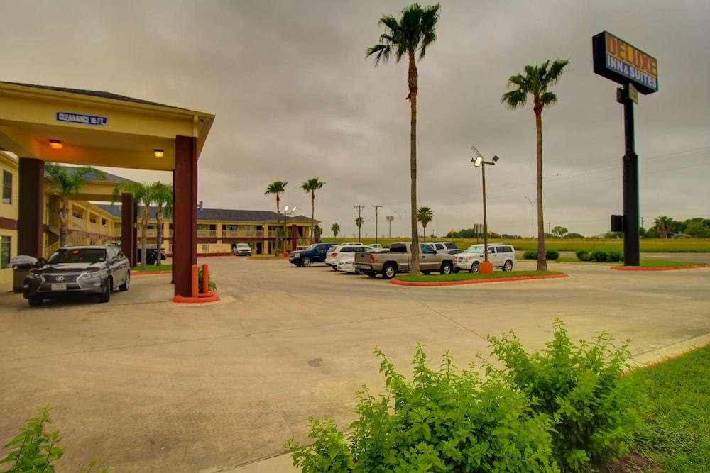 Deluxe Inn & Suites photo 48