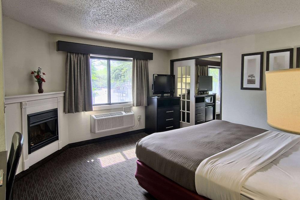 Blossom Hotel & Suites Traverse City photo 42