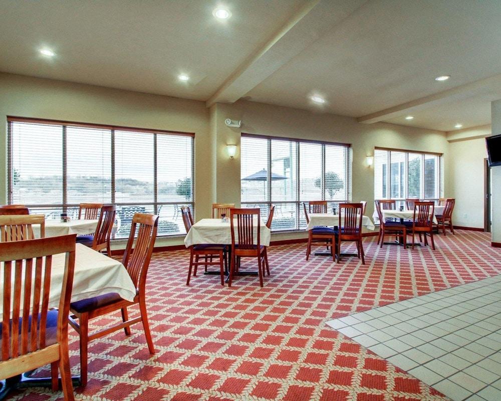 Clarion Suites Vidalia Riverfront photo 24
