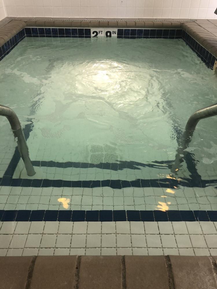 Baymont by Wyndham Coon Rapids photo 2