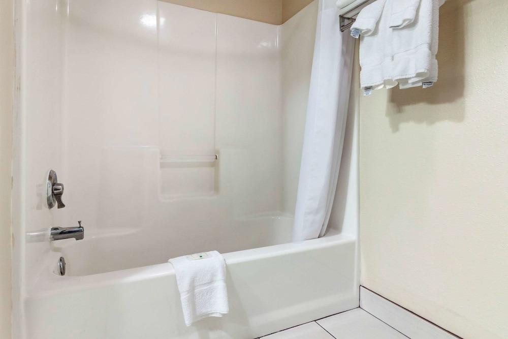 Quality Inn Hays I-70 photo 12
