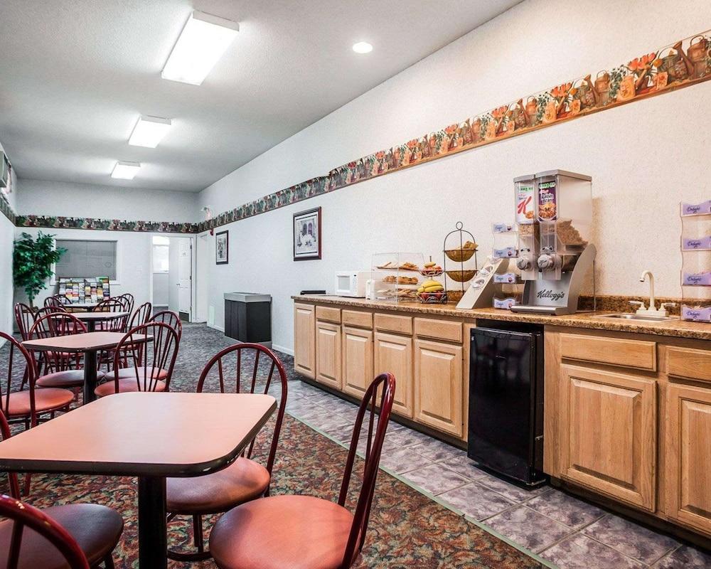 Econo Lodge Jefferson City photo 21