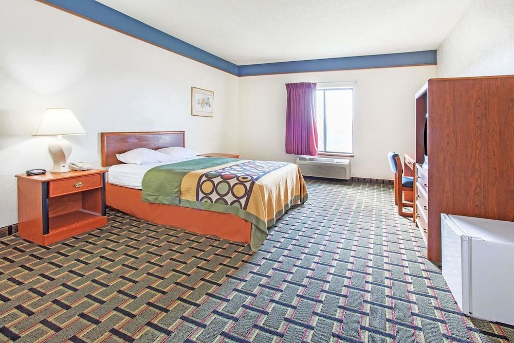 Super 8 by Wyndham Atchison photo 4