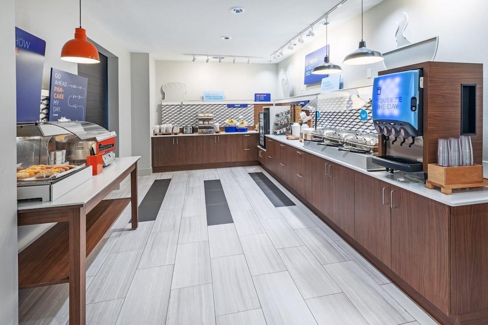 Holiday Inn Express & Suites West by IHG photo 32