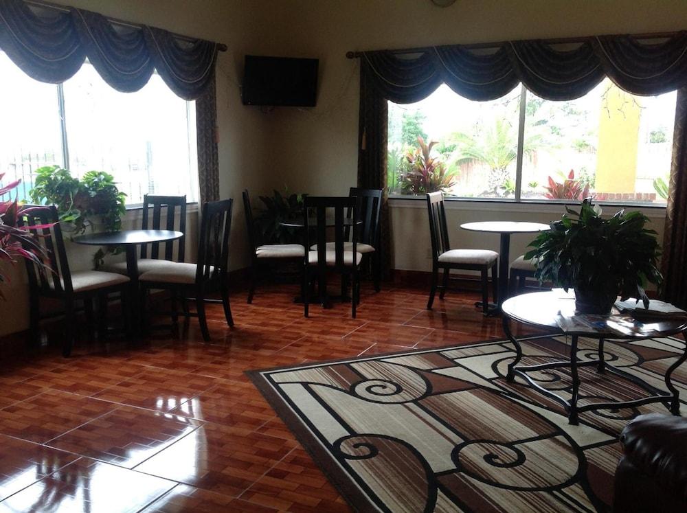 Scottish Inn & Suites photo 23