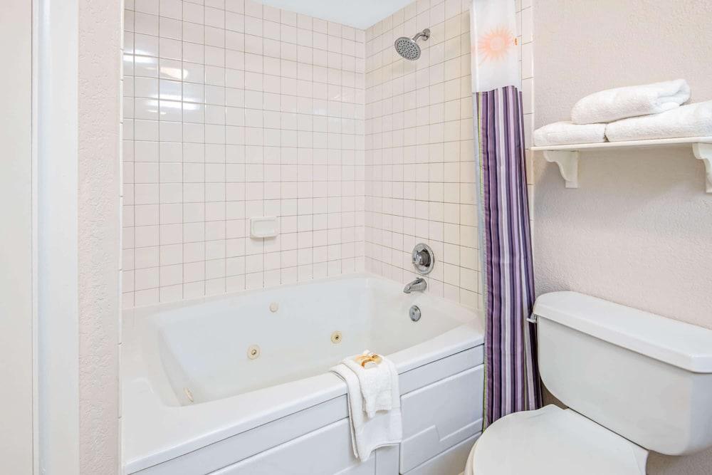 La Quinta Inn & Suites by Wyndham Sherman photo 18