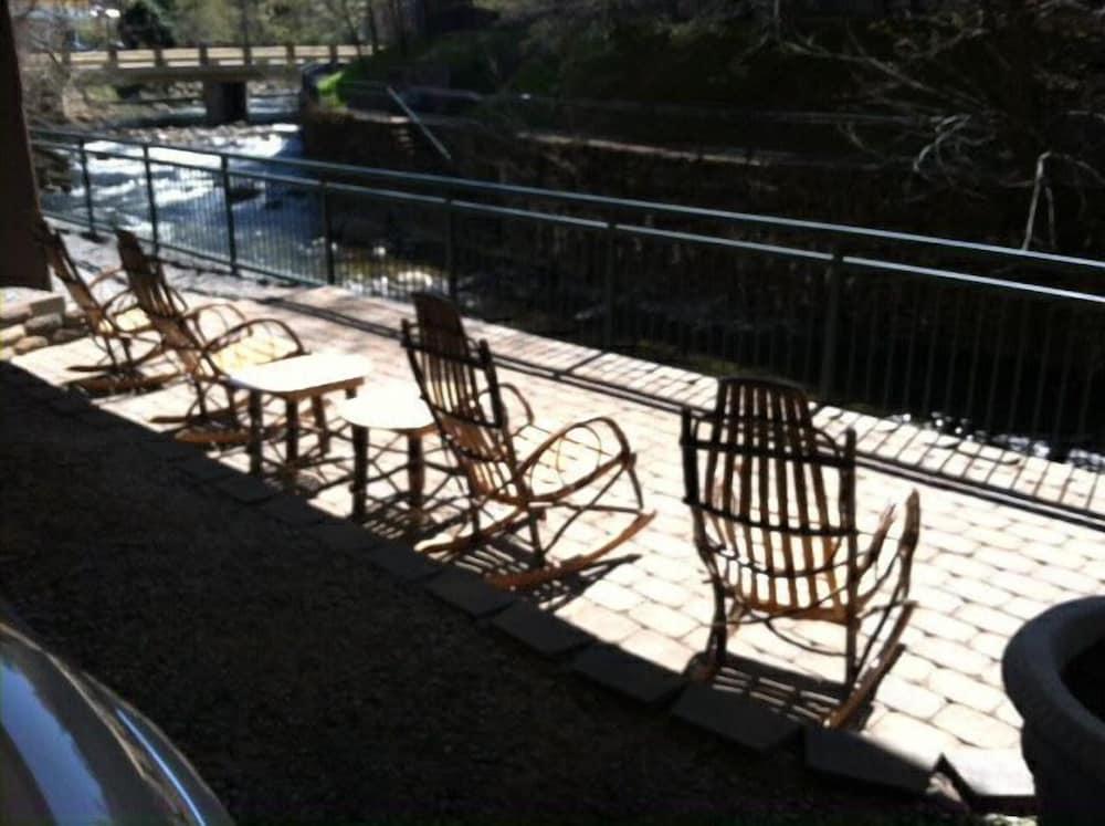 Old Creek Lodge photo 39