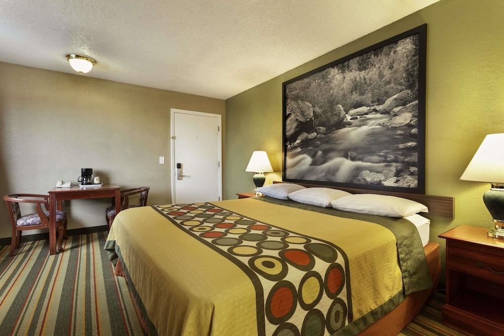 Super 8 by Wyndham Ridgecrest photo 22