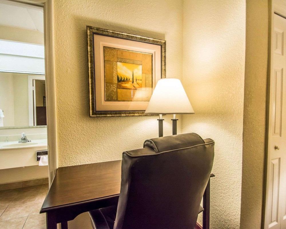 Quality Inn & Suites at Tropicana Field photo 15