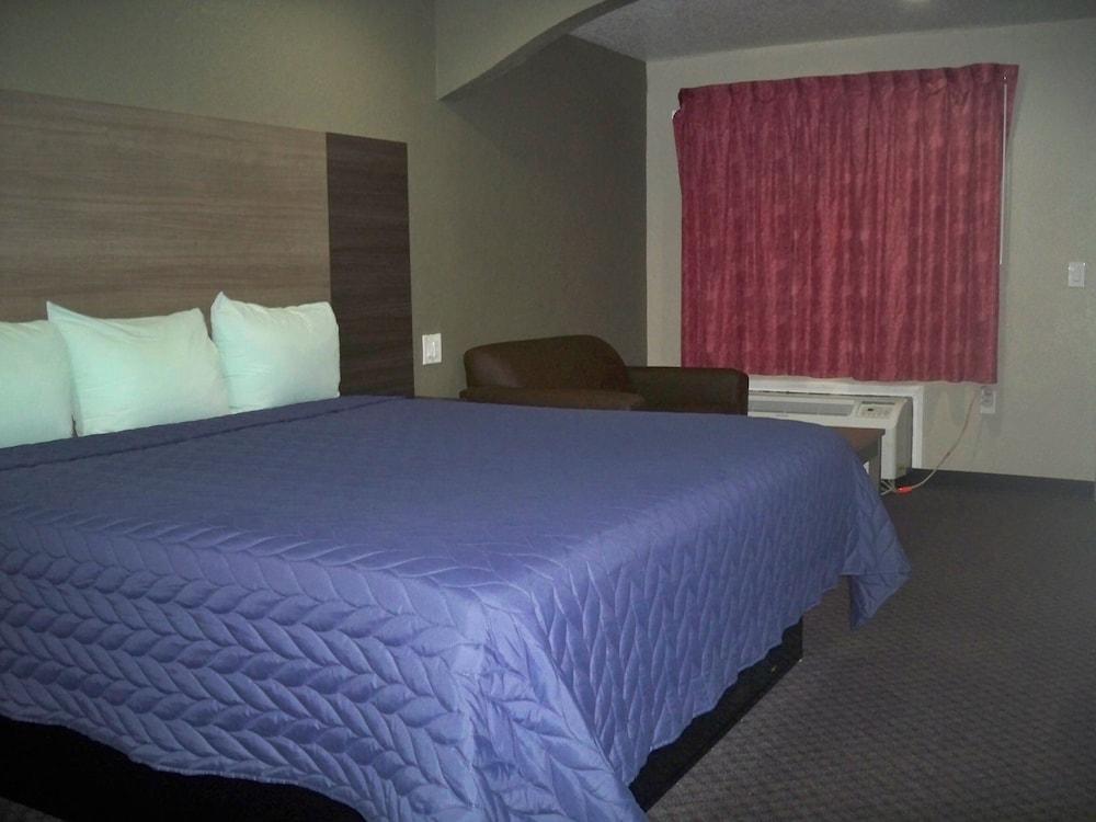 Scottish Inn & Suites photo 30