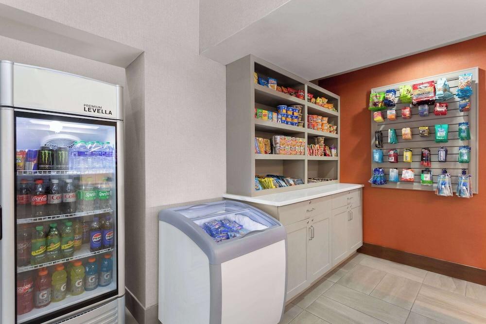 La Quinta Inn & Suites by Wyndham Ft. Pierce photo 21